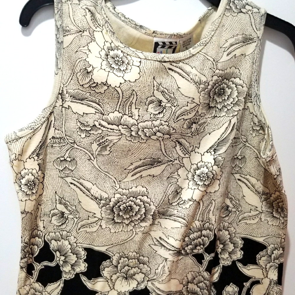 XL Sleeveless top with unique floral design